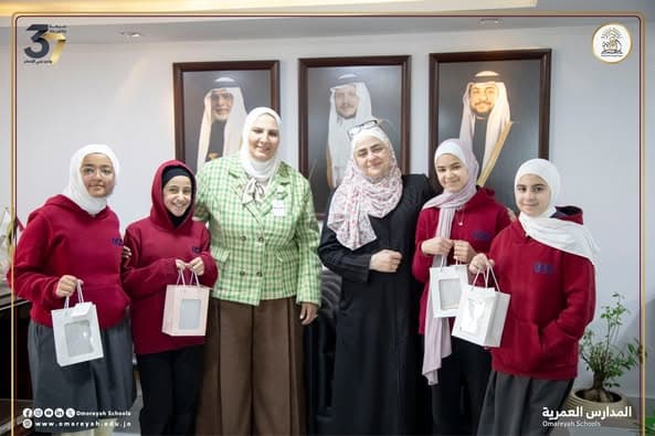 كرمت سعادة المدير العام للمدارس العمرية كوكبة من زهرات ثانوية البنات  بارتداء الحجاب