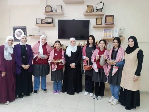 بأجواء حماسية بنكهة العيد ونفوس مقبلة استقبلت ثانوية البنات طالباتها في يوم دراسي جديد جميل