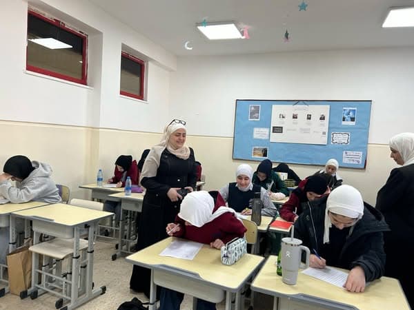 تحرص إدارة ثانوية البنات على القيام بجولات تفقدية للاطمئنان على سير عملية الاختبارات