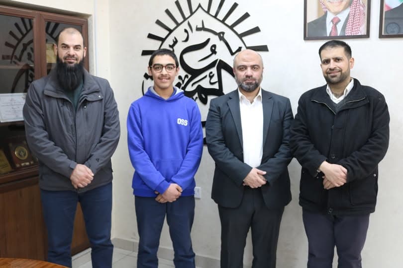 كرم مدير المدرسة أ. عبادة الحياري الطالب يحيى الشعلان