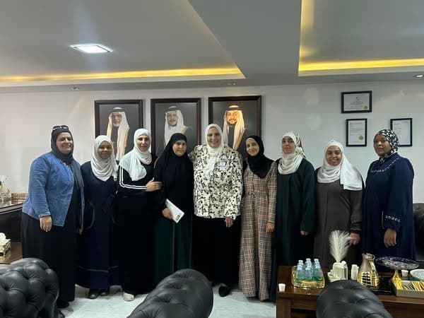 قامت المدير العام للمدارس العمرية  د. هيام رمضان بشكر فريق الخدمات في ثانوية البنات