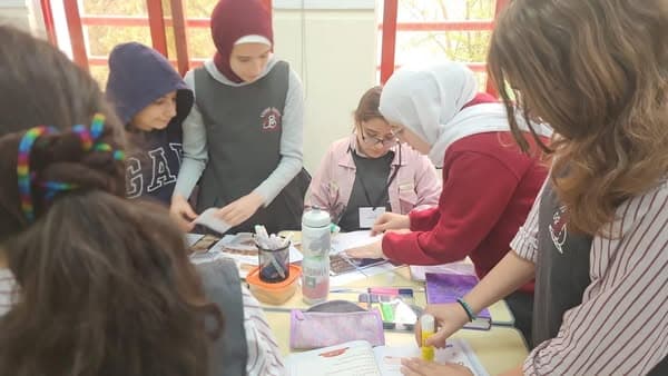 أبدعت المعلمة رؤى الناصر في تقديم حصة متميزة للصف السابع