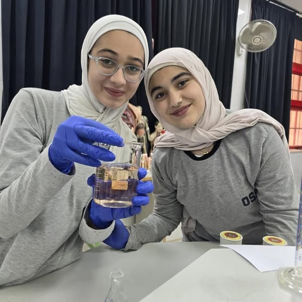 التعزيز وإثارة دافعية الطالبات من الاستراتيجيات المهمة التي يهتم بها قسم العلوم