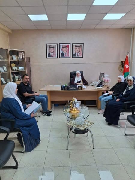 عقد اجتماع مراجعة أوراق الاختبارات النهائية للمراحل من السادس إلى الثامن في ثانوية البنات