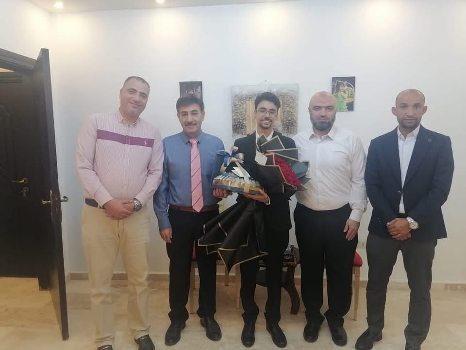 قامت إدارة ثانوية البنين بزيارة تهنئة وتبريك لأوائل ثانوية البنين