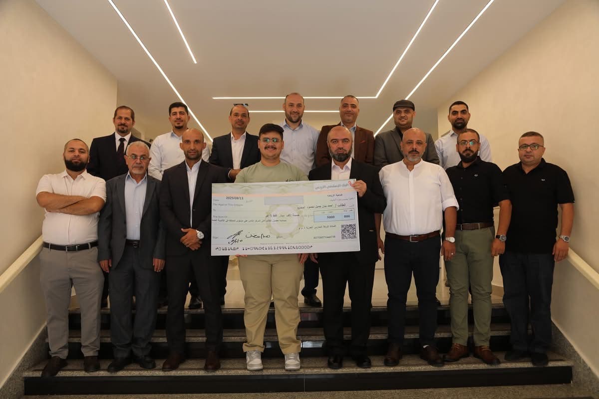 استقبلت المدير العام للمدارس العُمرية الدكتورة هيام رمضان عيسى ثلّة من معلمي المرحلة الثانوية العامة مع الطالب المتفوّق أحمد بيان
