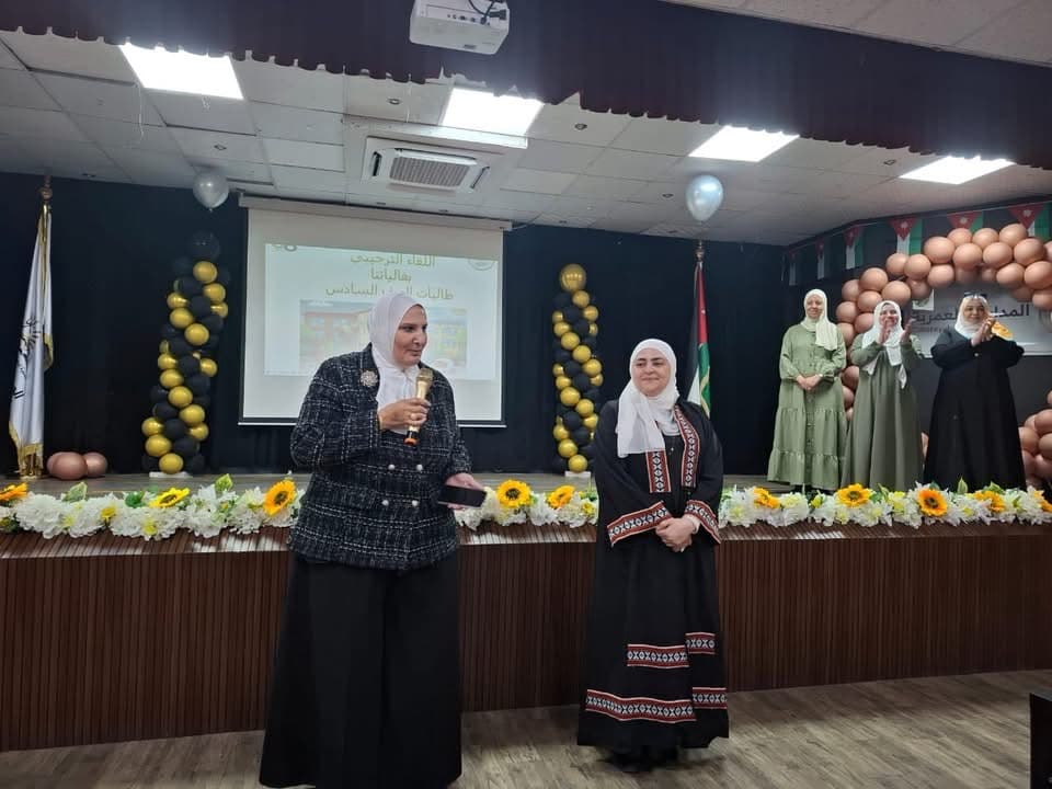 قامت المدير العام ومديرة المدرسة بالاتقاء بقسم السادس الطالبات الجديدات في الثانوية