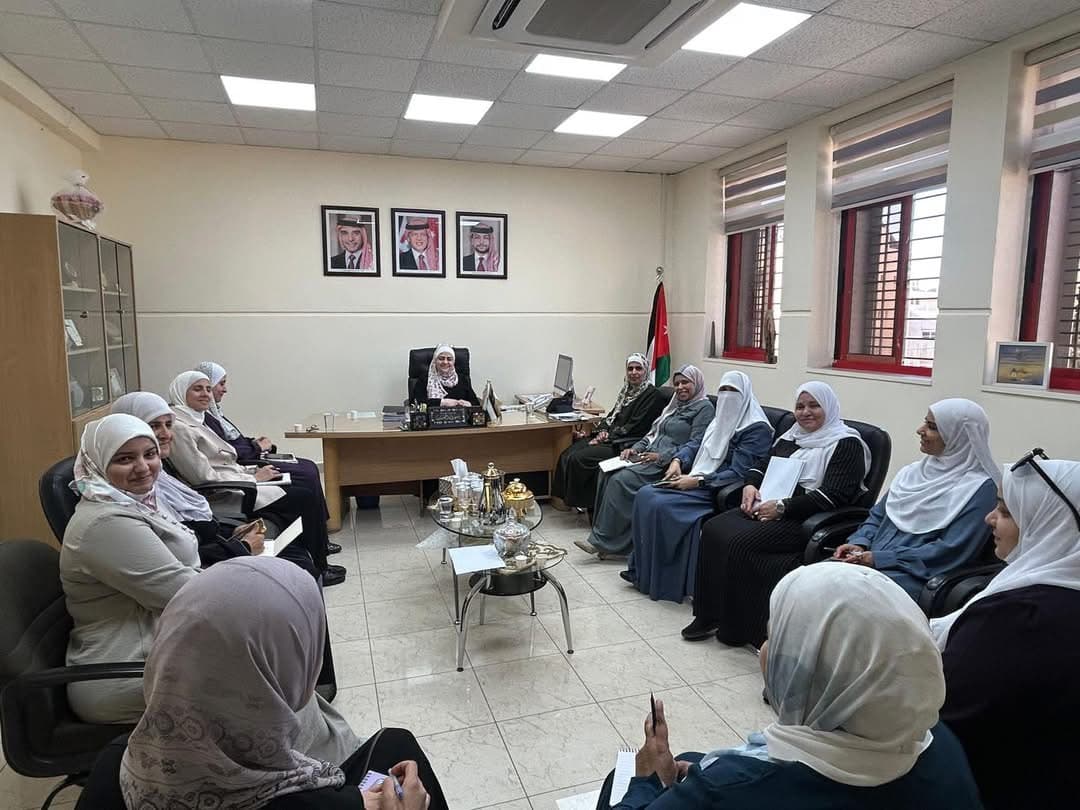 عقدت مديرة المدرسة اجتماعًا إشرافيًا إداريا مع مساعداتها والمشرفات الكريمات
