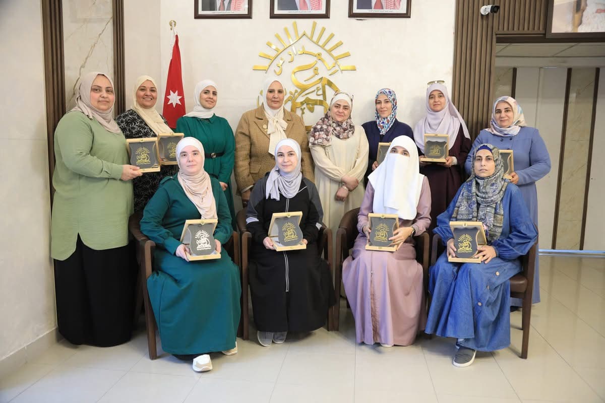 تكريم كادر الصف الأول الثانوي من قبل المدير العام الدكتورة هيام رمضان