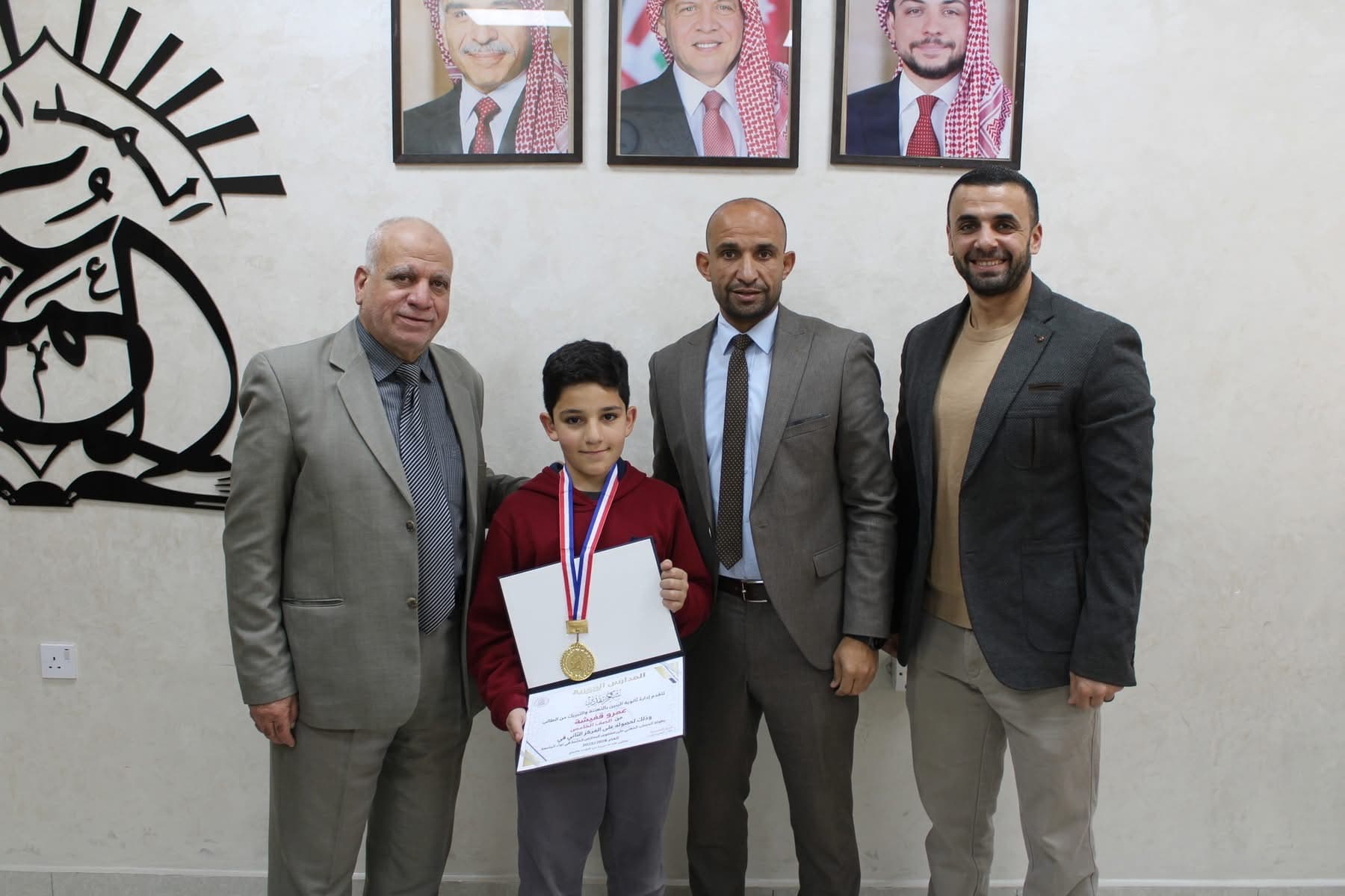 كرم الأستاذ علاء العبداللات مدير ثانوية البنين الطالب عمرو قفيشه
