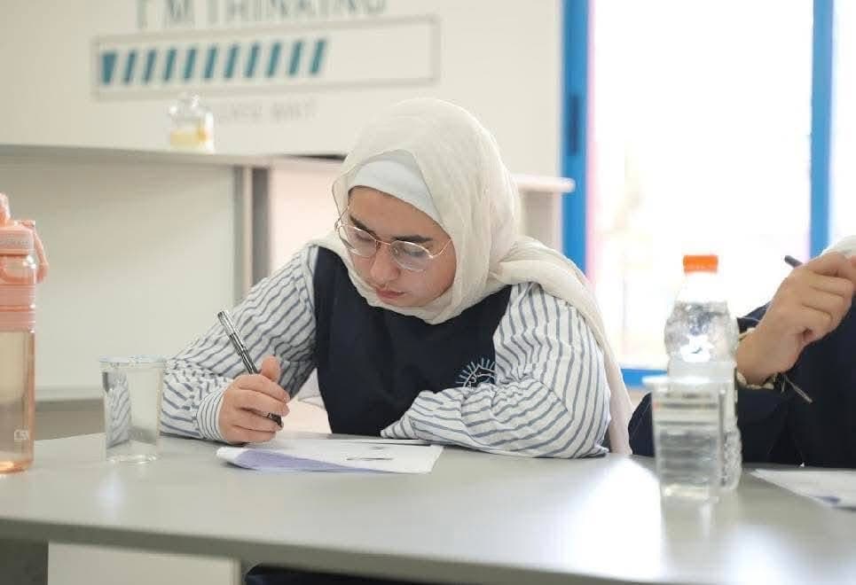 ثانوية البنات تهنّئ طالبتها نور الخطيب لفوزها بالميدالية الذهبية وتأهلها للجولة العالمية لمسابقة كوبرنيوس
