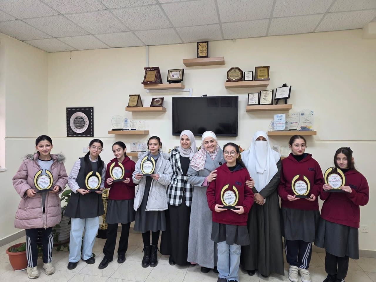 قامت مديرة ثانوية البنات بتكريم طالبات الصفين السادس والسابع اللواتي تميّزن في مادة الرياضيات
