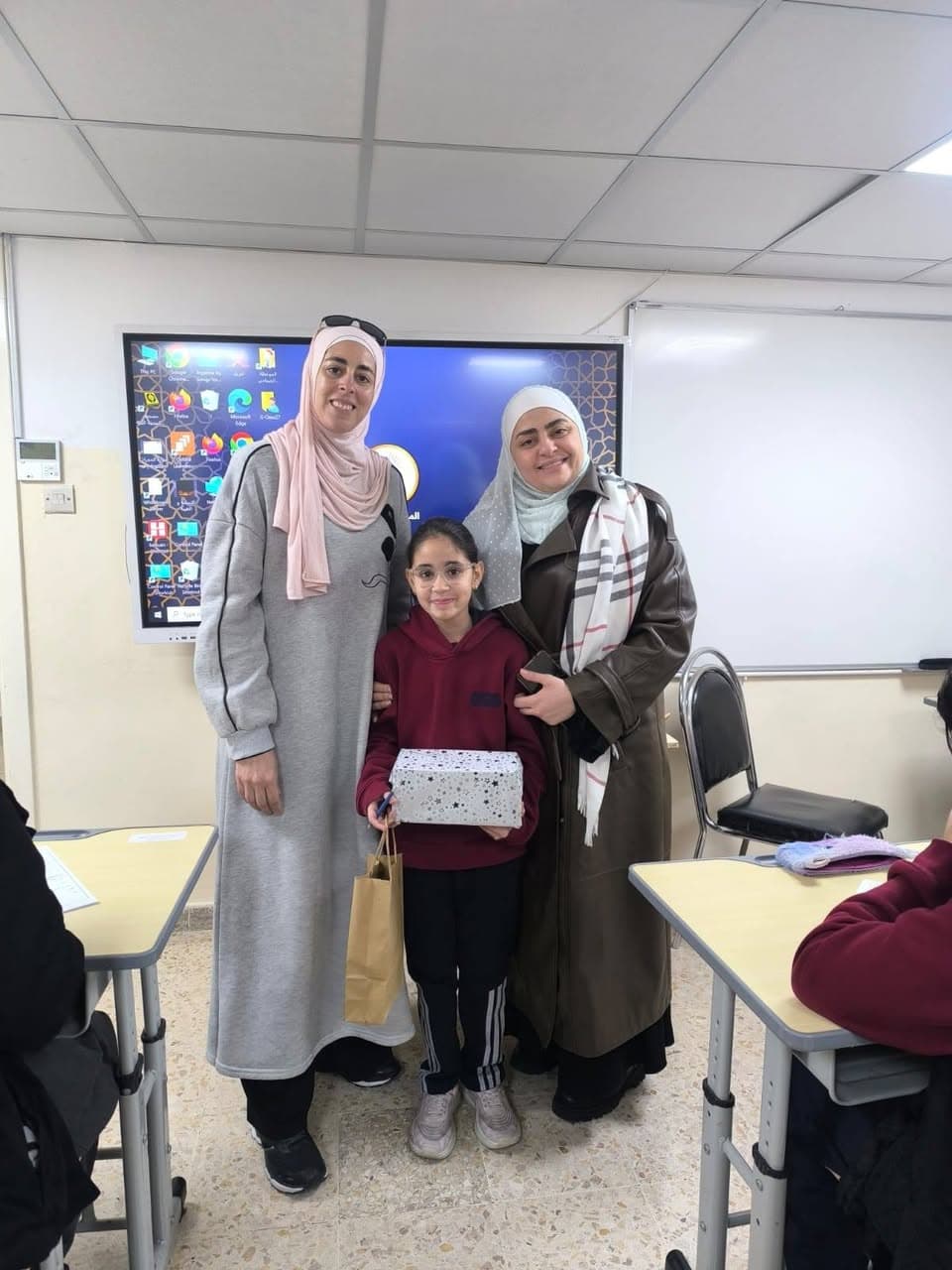 قامت مديرة ثانوية البنات أ. سوزان المحتسب ترافقها أ. سوزان فواز بالاطمئنان على الطالبة نور البيض