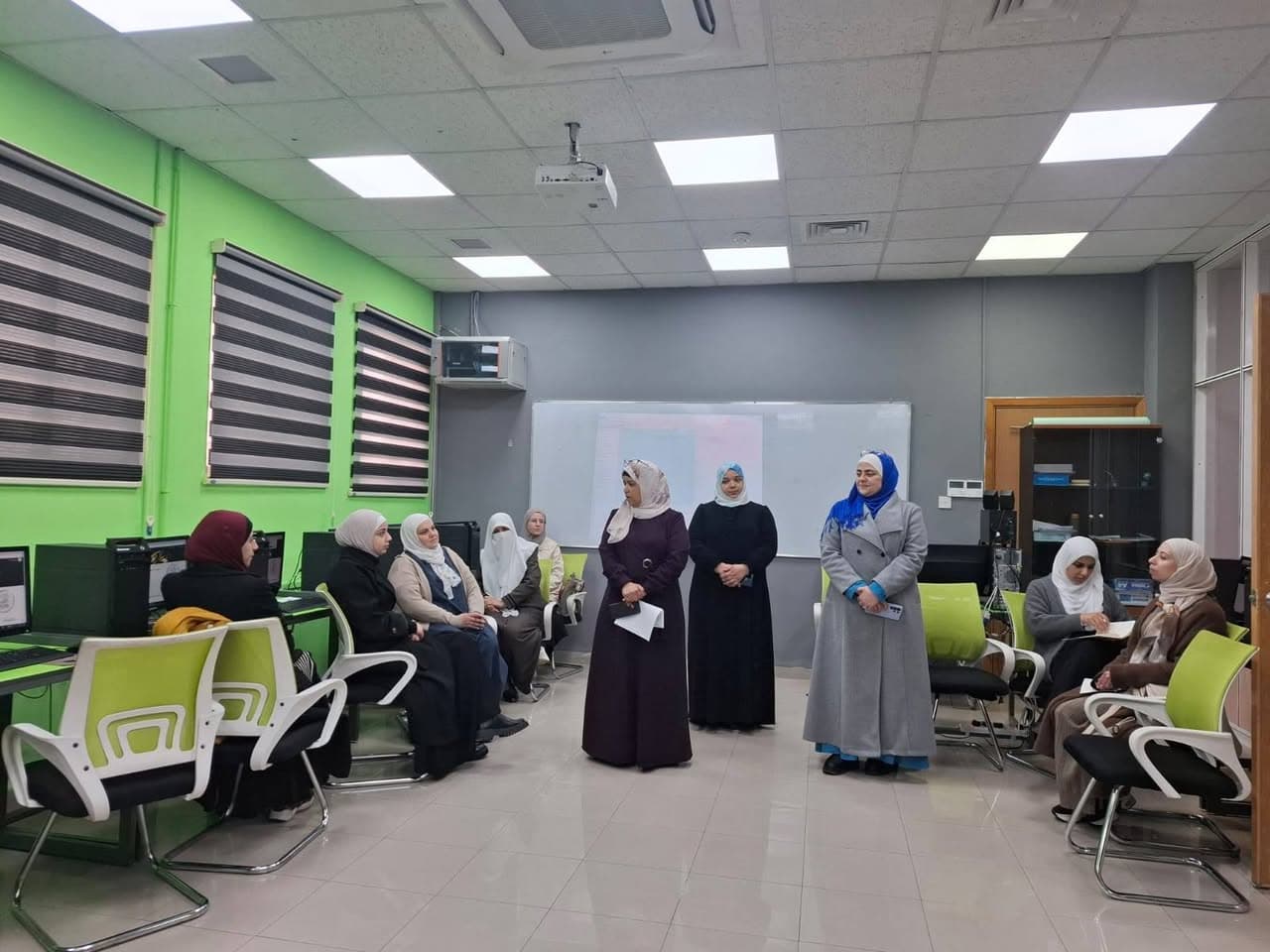 عقدت ورشة تدريبية نوعية بعنوان: "تفعيل وتوظيف تطبيقات الذكاء الاصطناعي في التعليم"