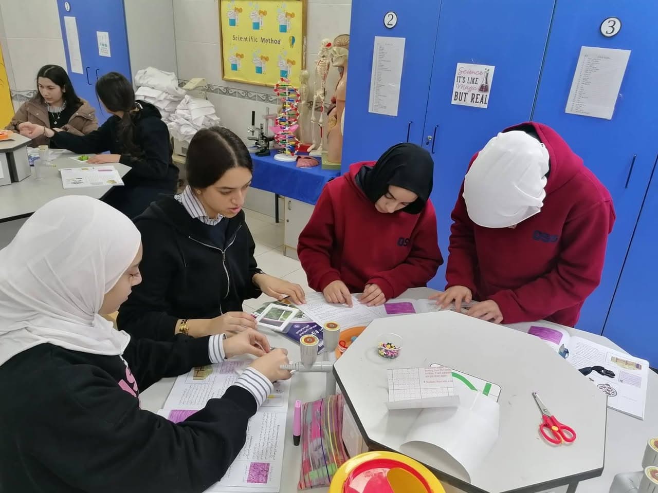 انطلقت مبدعاتنا في الصف التاسع بحصة الأحياء برحلة استكشافية