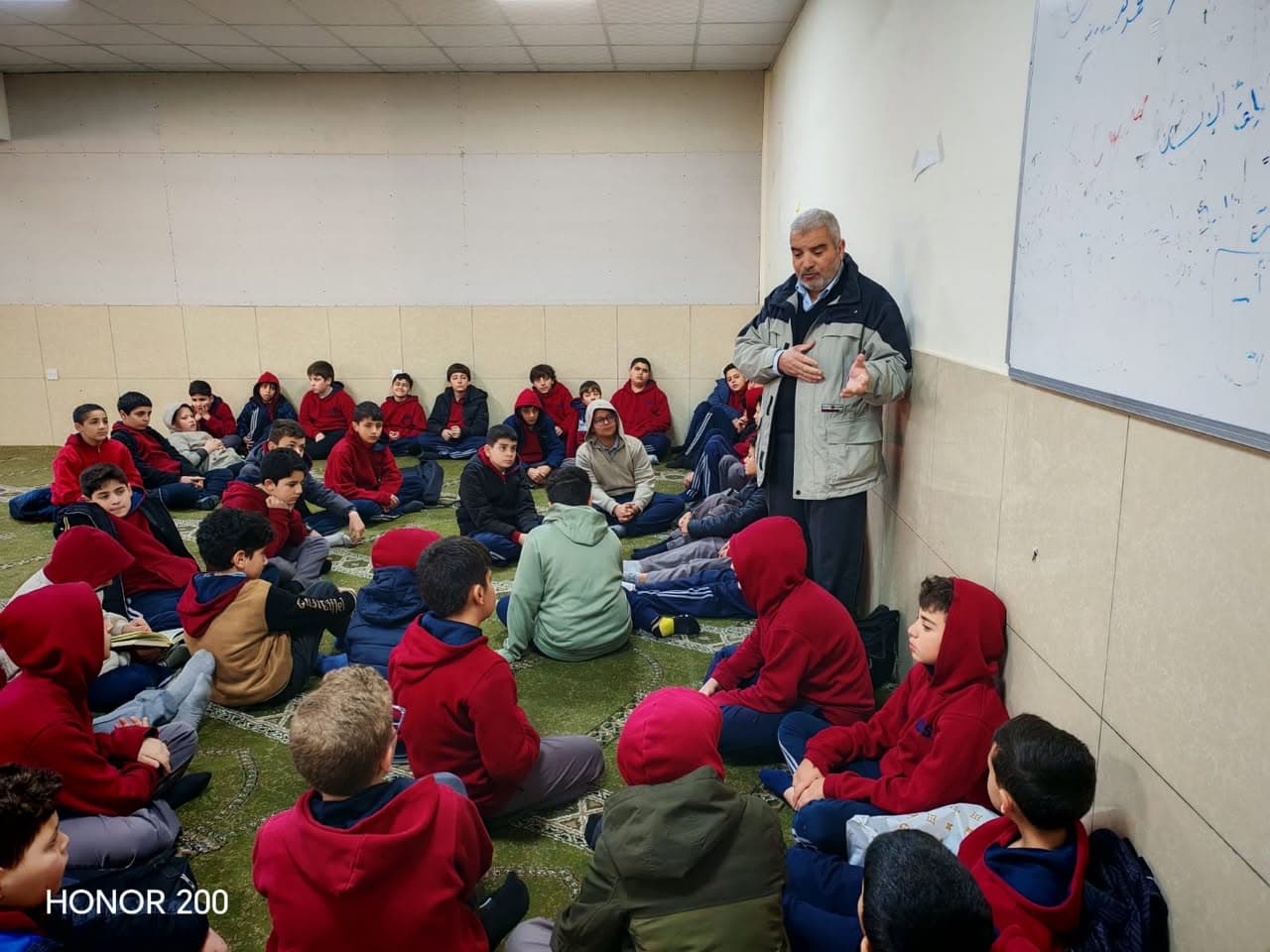 انطلقت مجالس الضحى في مصلى مدرسة ثانوية البنين -عمان في أجواء إيمانية هادئة