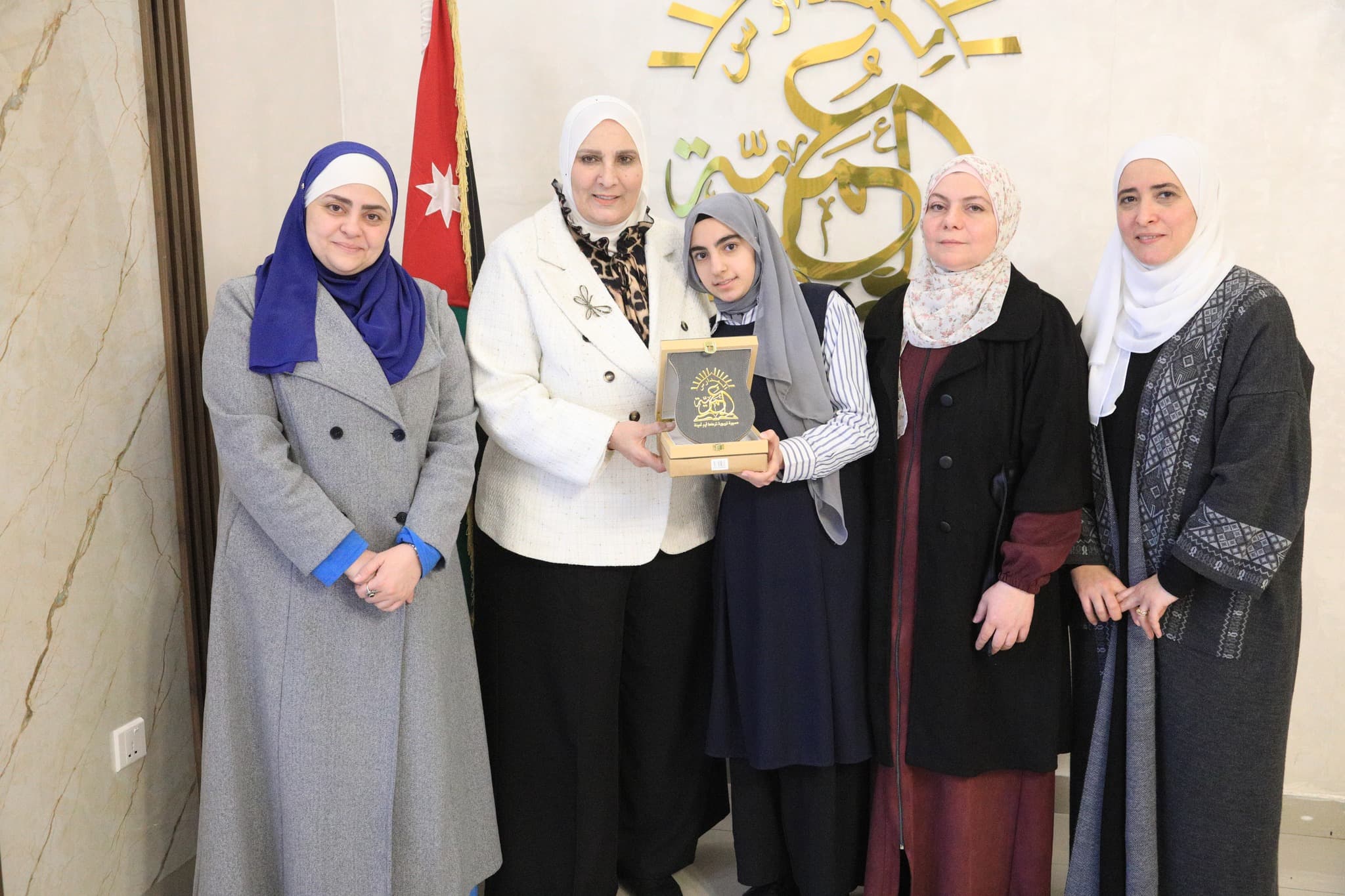 كرمت سعادة المدير العام الدكتورة هيام رمضان الطالبة الموهوبة فاطمة الخطيب