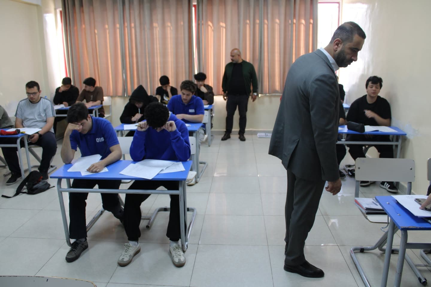 جولة تفقدية على قاعات امتحانات طلاب الصف الأول الثانوي