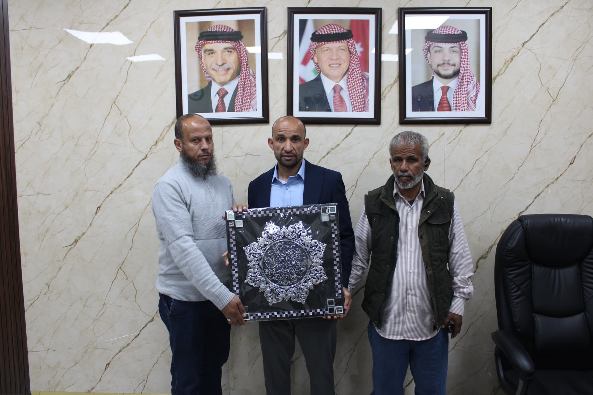 قدم قسم الخدمات درعا تذكاريا لمدير ثانوية البنين الأستاذ علاء العبداللات