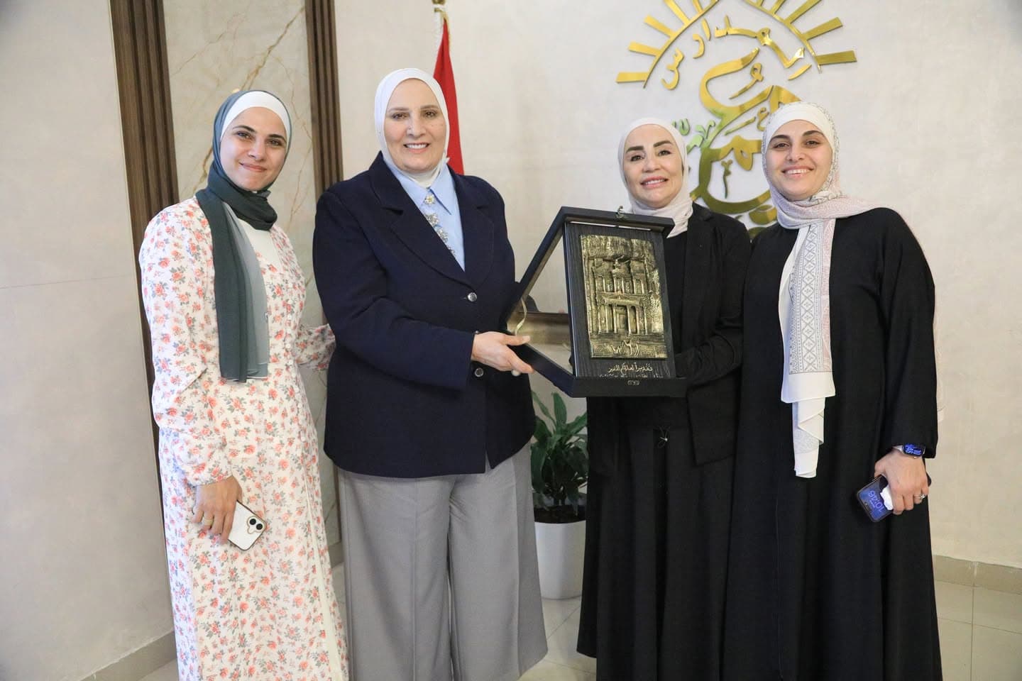 تكريم الأستاذة سحر الحنيطي تقديراً لمسيرةٍ حافلةٍ بالعطاء والتميّز