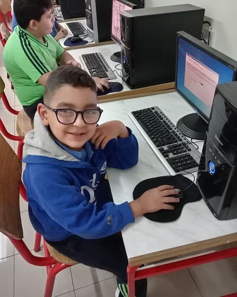 مختبر الحاسوب طلاب الصف الثاني المعلمة هديل