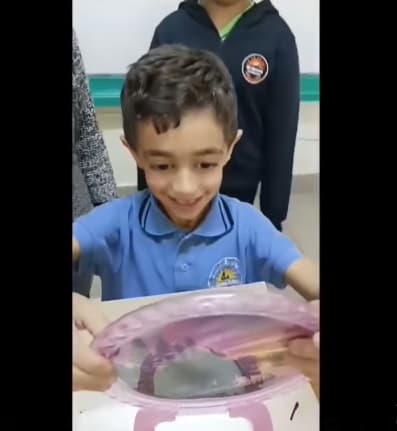 الأطفال بهجة، وسعادة يقومون بتلوين الحياة
