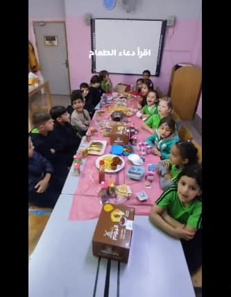 مشاركة طلاب الصف الاول بتطبيق درس آداب الطعام