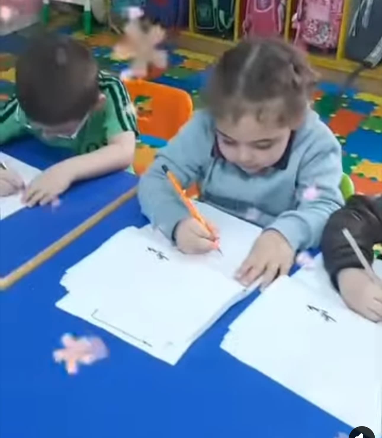 🐑🤍استمتنا بكتابة حرف الخاء مع تلصيق القطن على صورة الخروف