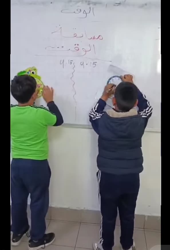 نشاط التعلم عن طريق اللعب مع الطلاب