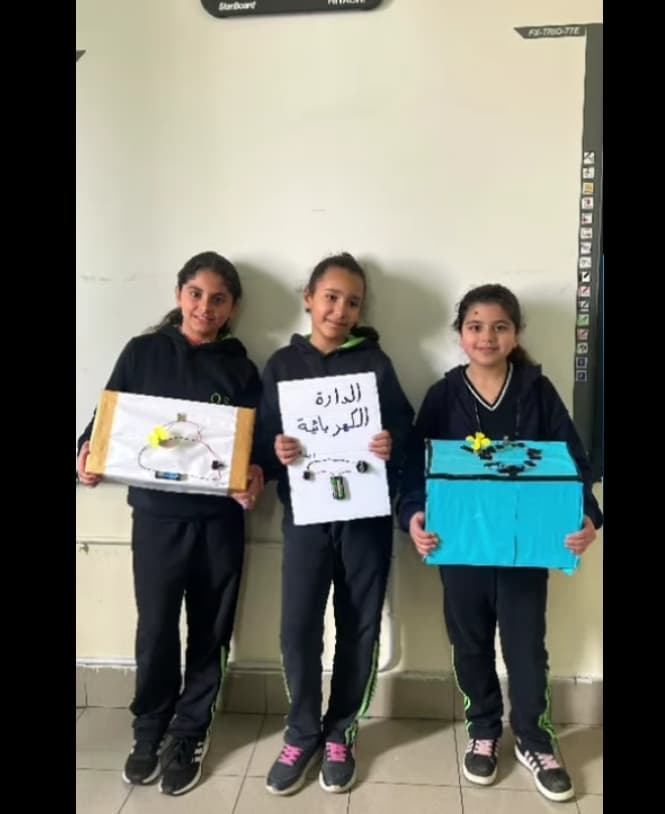 أبدعت طالبات الصف الرابع في تنفيذ نشاط الدارة الكهربائية البسيطة