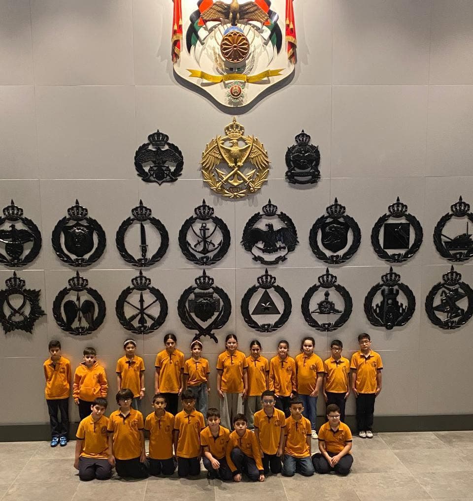 Students from Dafa Academy went on a special educational trip to the Martyr's Monument