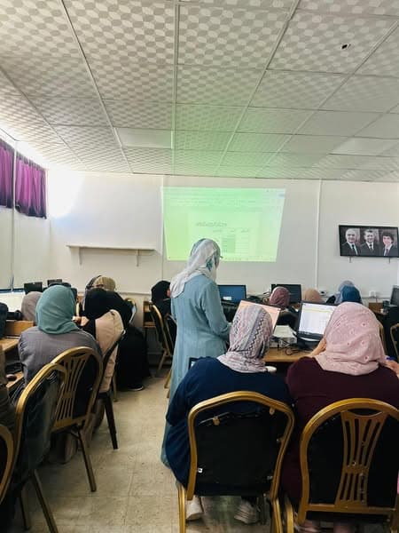 قامت المديرة الفاضلة ( صفاء جابر )  بإقامة دورة تعليمية للمعلمات والإداريات