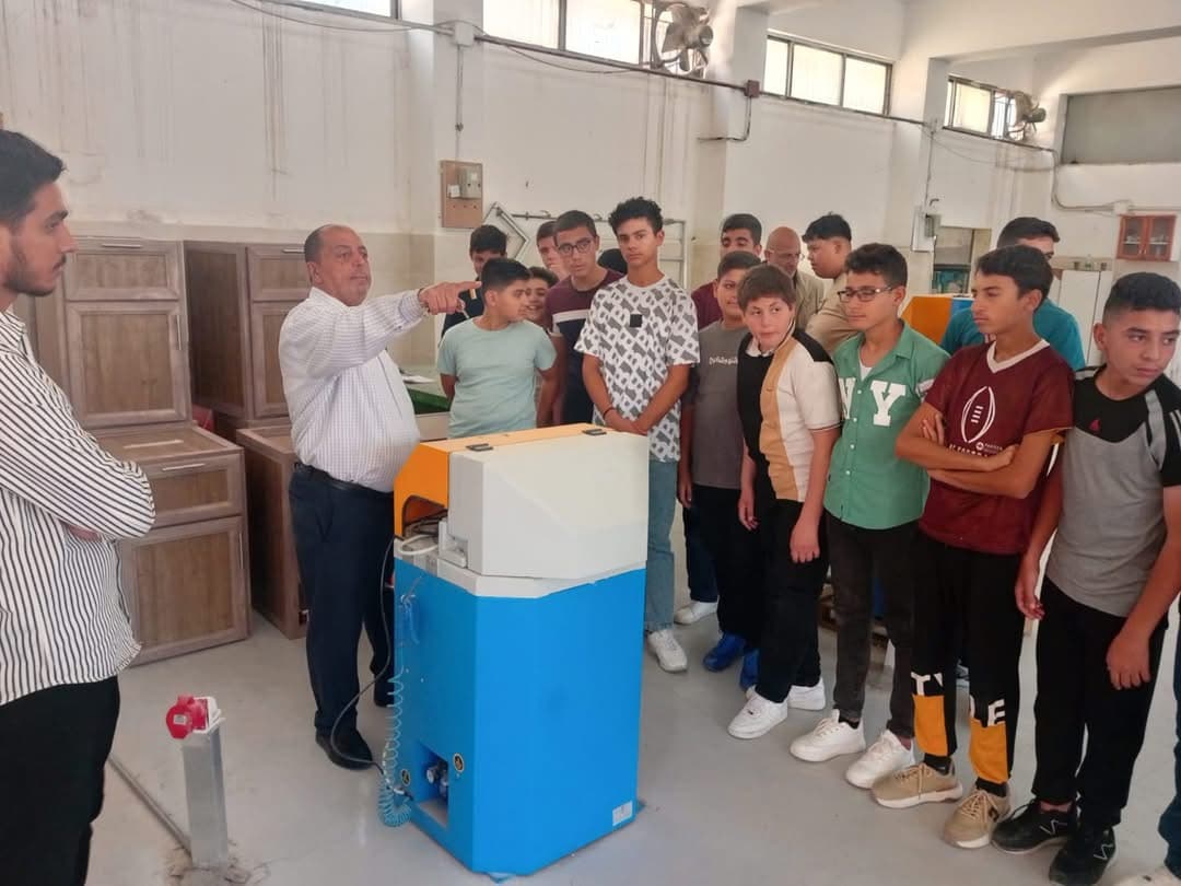 قامت مجموعة من طلاب المدرسة بزيارة إلى كلية التدريب المهني