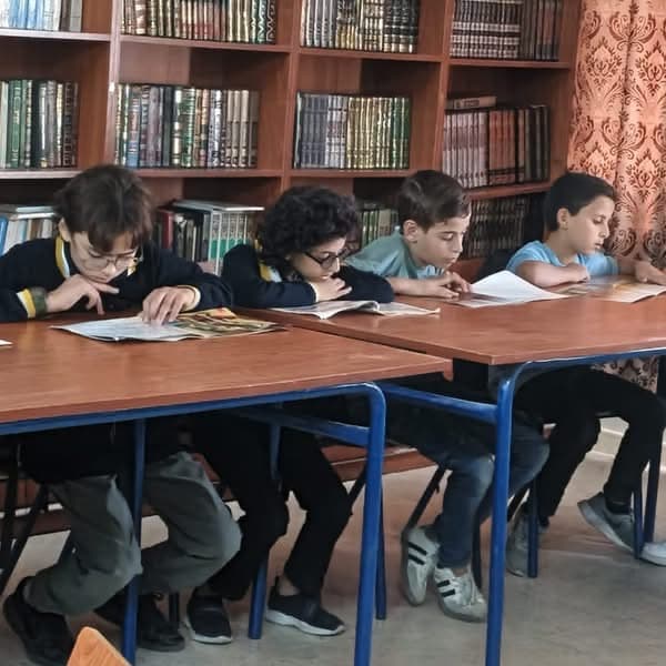 اصطحاب طلاب السادس ب  إلى مكتبة المدرسة لقراءة الكتب