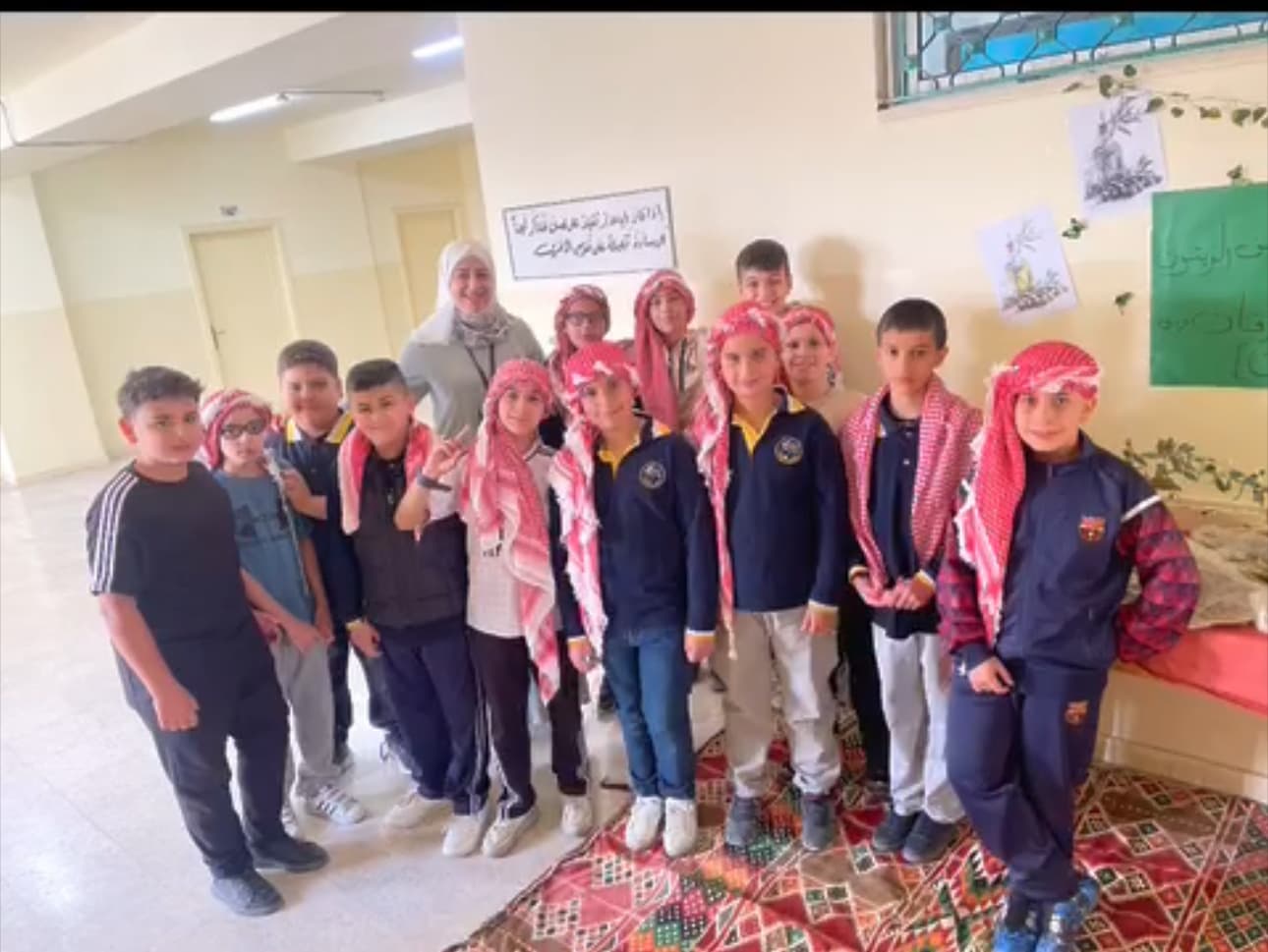 شارك طلاب الصف السادس في نشاط موسم قطف الزيتون
