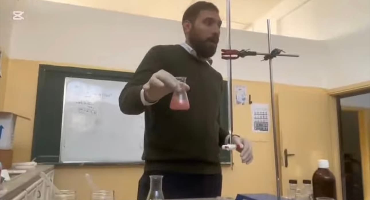 قدّم طلبة الصف الثاني ثانوي اليوم تجربة مخبرية مميزة