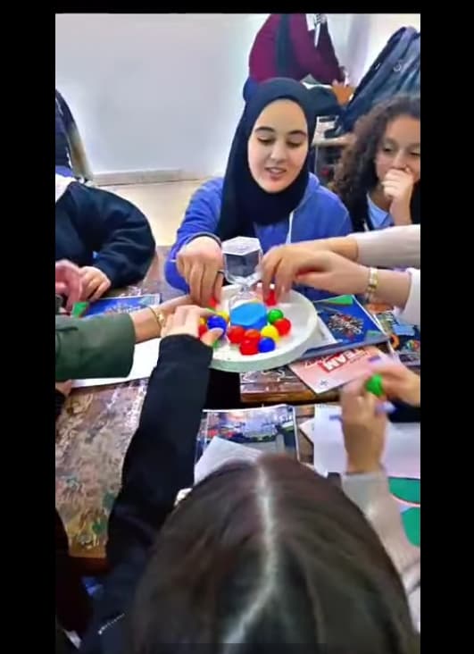 أجواء من التفاعل والحماس، قدمت المعلمة دانة حصة مراجعة مميزة لطلاب الصف السابع