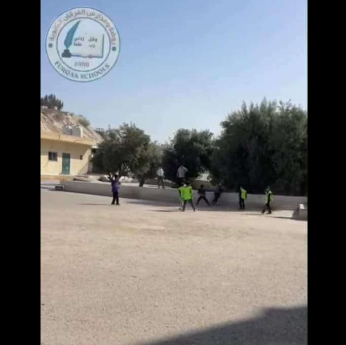 يشارك طلابنا في مباراة كرة قدم بإشراف المعلمة سنابل السيلاوي