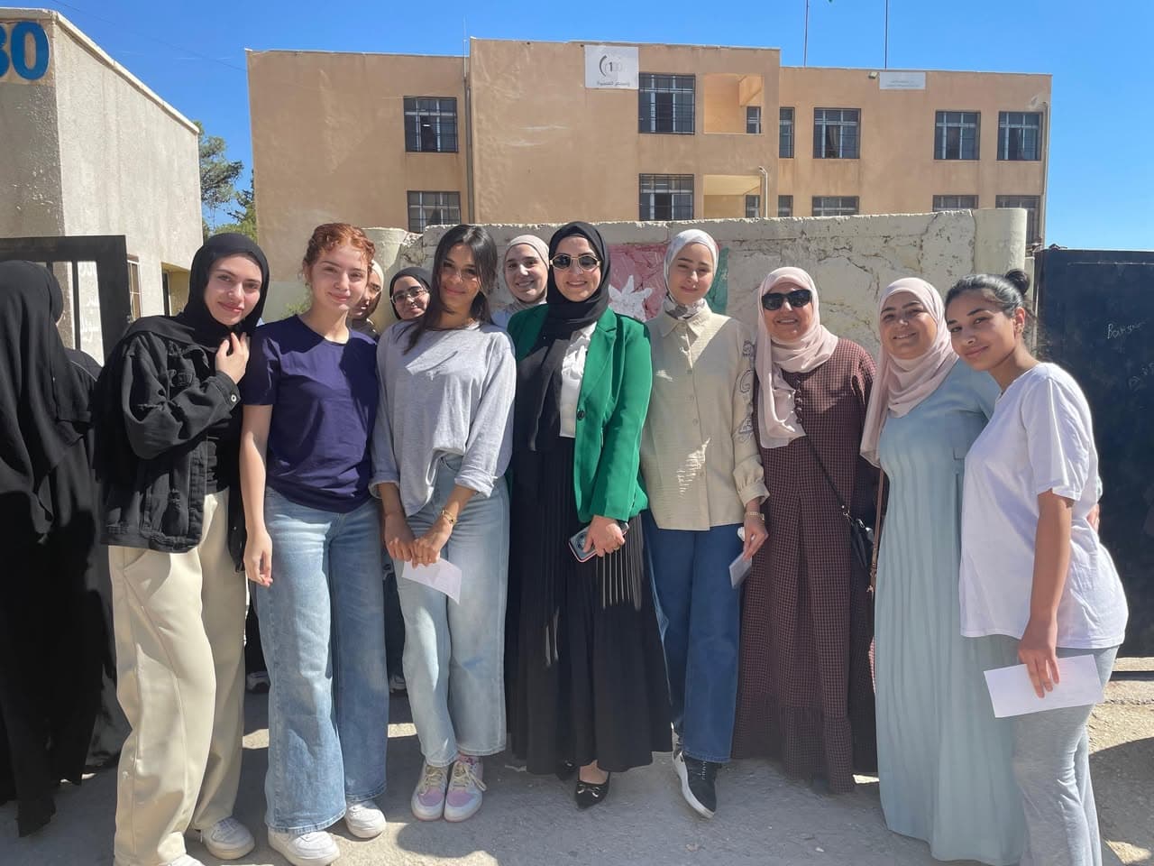 مؤازرة طالباتنا العزيزات في أولى امتحانات الثانوية العامة