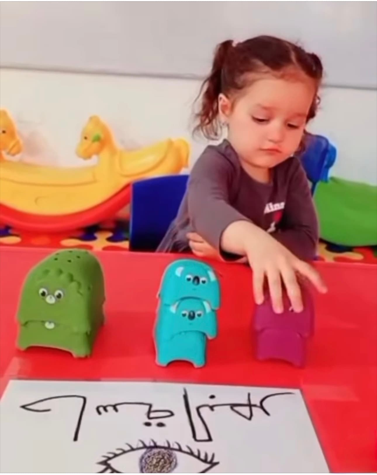 أسبوع الحواس الخمسه مع نشاط تميز اللون والحجم بالنظر