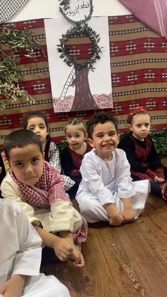 قطفنا الزيتون والطلاب كانوا في قمة السعادة 🌿