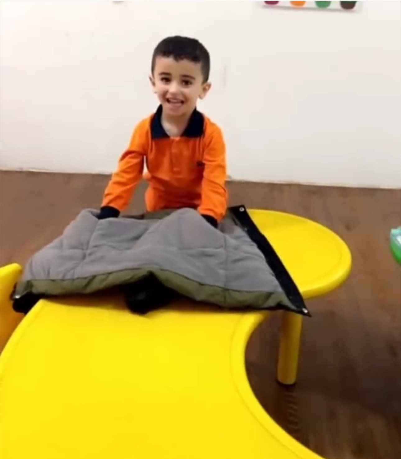 تعلمنا اليوم كيف نلبس جاكيت بدون مساعده