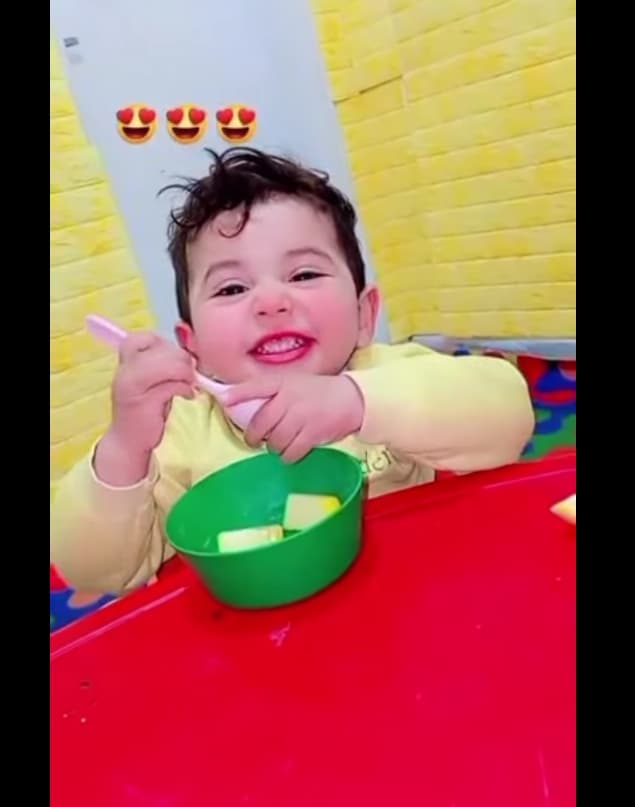 السماح للطفل بتناول طعامه بنفسه من الأنشطة التي تعزز الثقة
