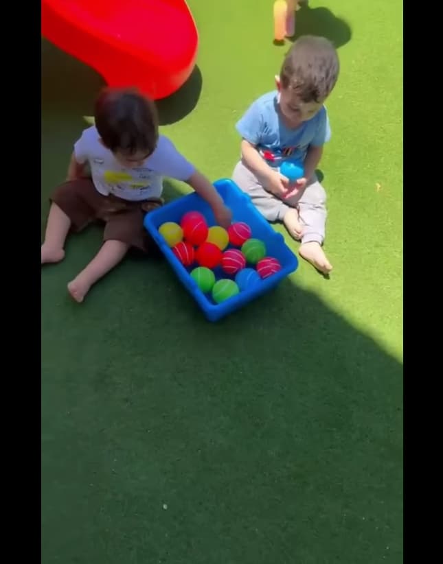 ضحكات وكرات ملونة وسعادة بحجم الكون ✨️