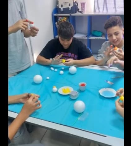 طبق طلاب اللجنة العلمية استراتيجية التعلم من خلال العمل و ذلك للتعرف على الفضاء والغيوم الممطرة