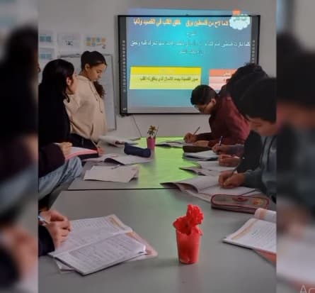 قدم طلاب الصف التاسع عرضا تقديميا لقصيدة بعد الفراق