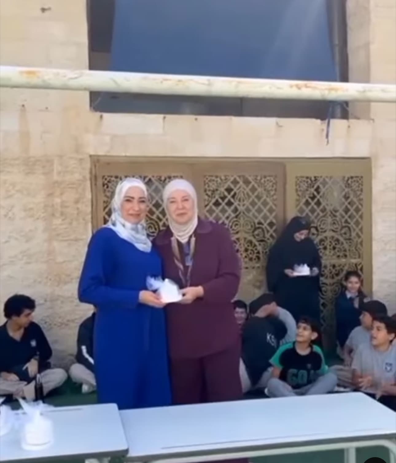 إلى المعلم الذي زرع بذور الانتماء للوطن والإتقان في العمل والتفاني في أداء الواجب