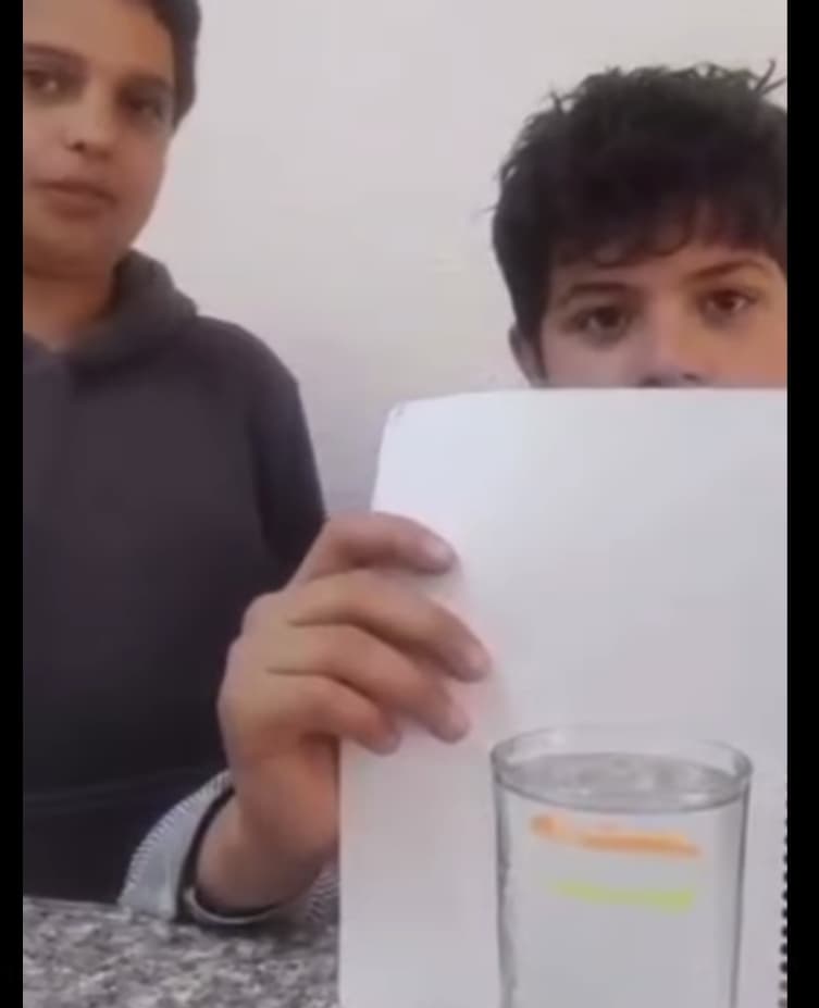 قام طلاب اللجنة العلمية بتنفيذ تجارب لشرح الفرق بين انعكاس الضوء