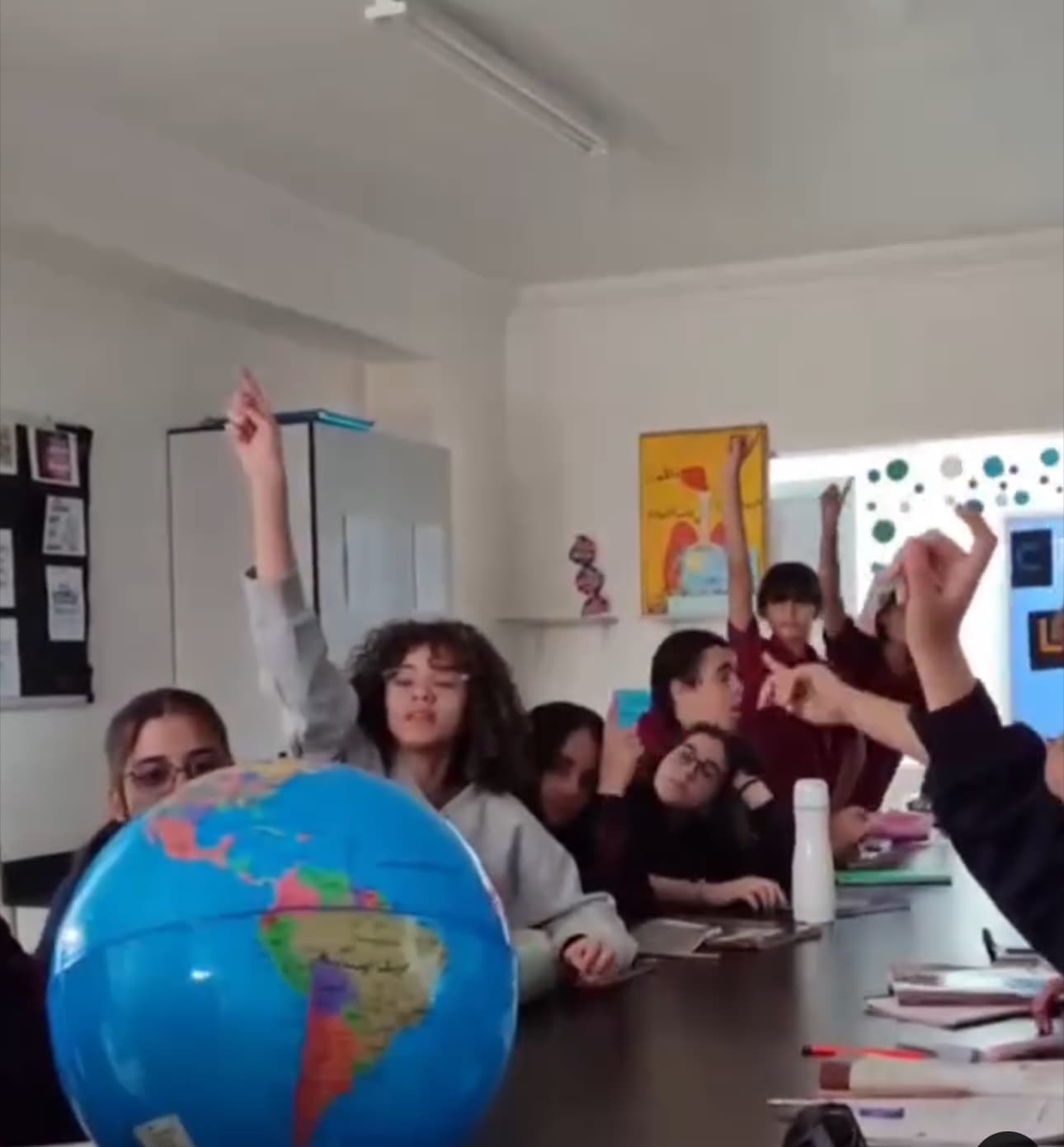 طلاب الصف السابع يكتشفون أسرار الكون