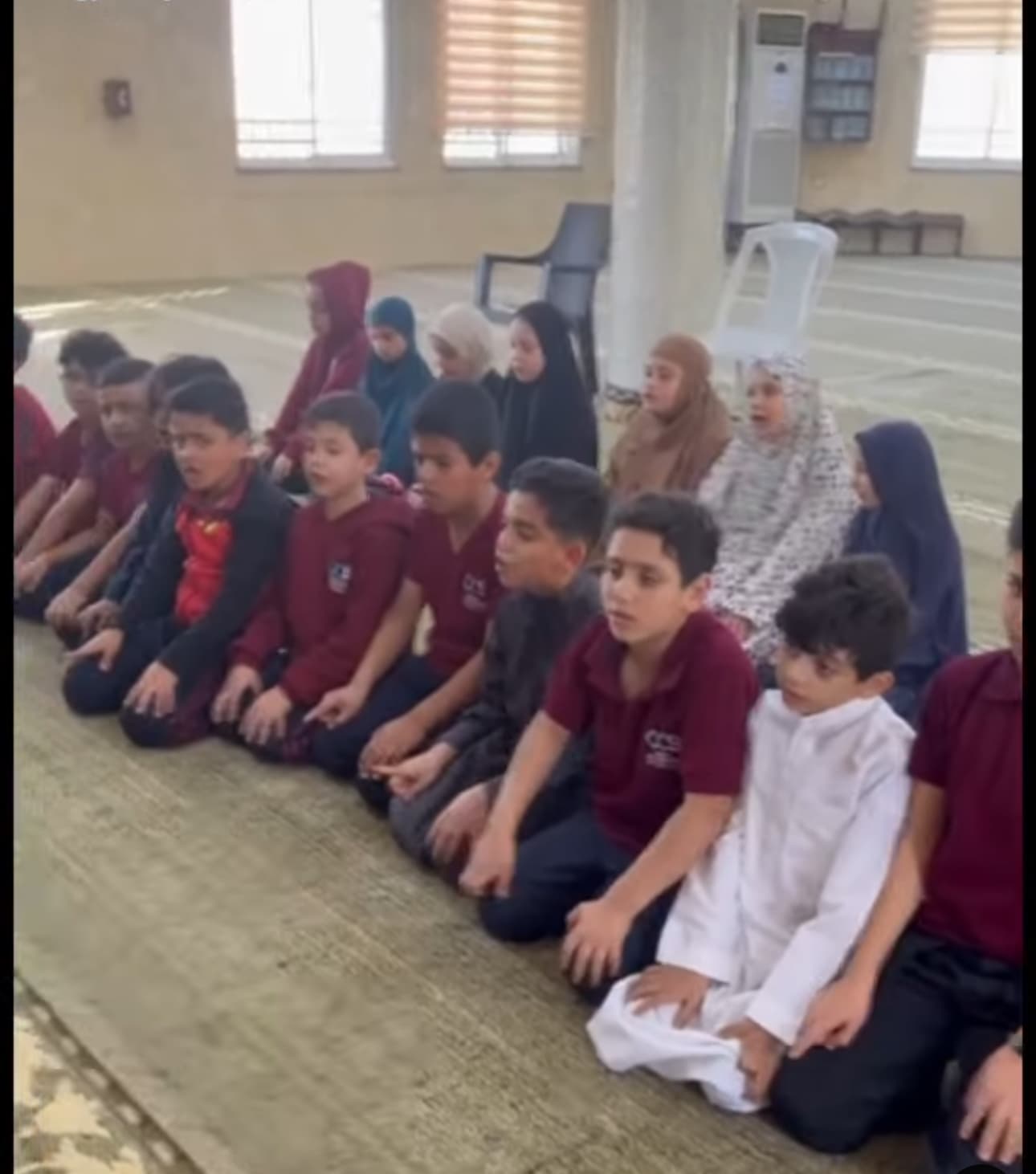 قام طلاب الصف الثالث بزيارة المسجد لأداء صلاة الظهر